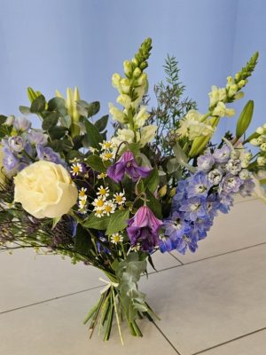 begravningsbukett stående påstjälkar